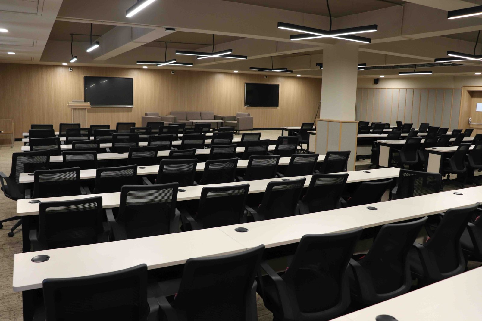 Conference Hall at Jaipuria Lucknow — photo 1